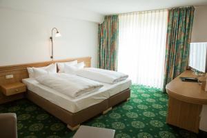 Llit o llits en una habitació de Hotel Waldidyll