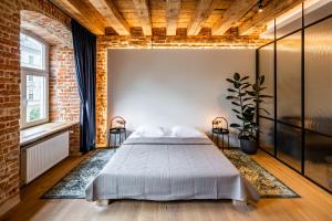 Ένα ή περισσότερα κρεβάτια σε δωμάτιο στο OnLviv Apartments Rynok Square 18