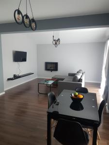uma sala de estar com uma mesa e um sofá em LUXURY SUITES em Karlovo