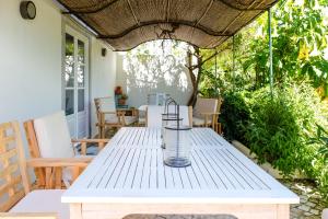 einen Tisch auf der Veranda eines Hauses in der Unterkunft Casa Vale Del Rei in Tavira