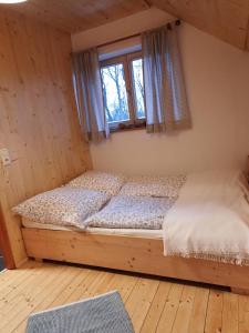 Säng eller sängar i ett rum på Jagdhaus im Grünen, mit Sauna