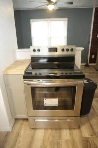 una cocina con fogones con un letrero. en 1 bedroom with a fireplace close to base, en Lawton