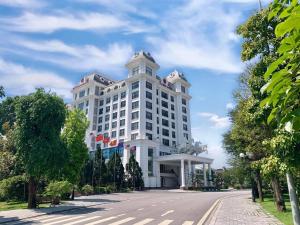 um grande edifício branco no lado de uma estrada em Westlake Hotel & Resort Vinh Phuc em Yen