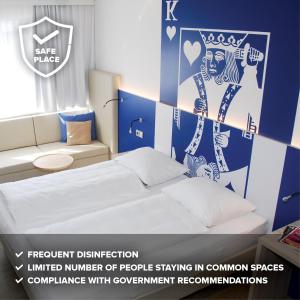 
Ein Bett oder Betten in einem Zimmer der Unterkunft IBB Blue Hotel Paderborn
