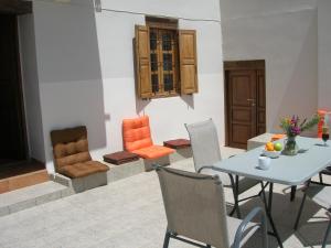 Villa Kastri في كارافيه: غرفة معيشة مع طاولة وكراسي