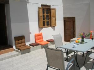 una sala de estar con una mesa y sillas en Villa Kastri, en Gavdos