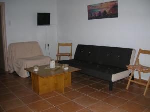 una sala de estar con un sofá y una mesa en Villa Kastri, en Gavdos