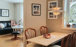 uma sala de jantar e sala de estar com mesa e cadeiras em Lofoten Home Apartment em Leknes