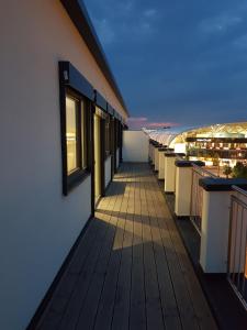 un balcón de un edificio con una fila de ventanas en RheinCity Hotel & Boardinghouse, en Ludwigshafen am Rhein