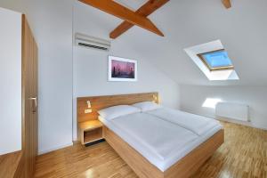 Ένα ή περισσότερα κρεβάτια σε δωμάτιο στο Downtown Suites Kodanska