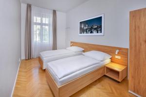 Cama o camas de una habitación en Downtown Suites Kodanska