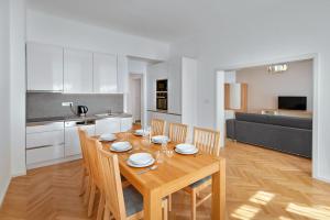 Una cocina o zona de cocina en Downtown Suites Kodanska