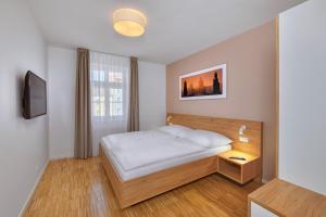 Cama o camas de una habitación en Downtown Suites Kodanska