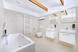 Un baño de Downtown Suites Kodanska