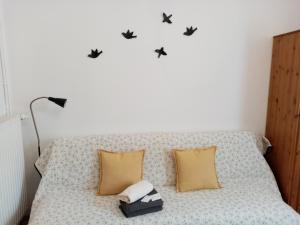 A bed or beds in a room at Kőszeghegyalja Vendégház