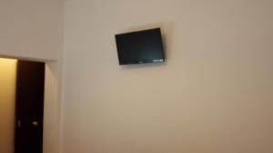 telewizor z płaskim ekranem na rogu ściany w obiekcie Pension Gran Plaza w Sewilli +37 zdjęć