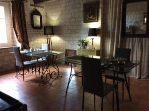 una sala da pranzo con tavoli e sedie in una stanza di Manoir Francis a Marles-sur-Canche