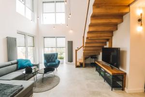TV a/nebo společenská místnost v ubytování Giżycko Soft Loft - Apartament dwupoziomowy z klimatyzacją