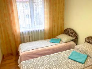 Кровать или кровати в номере Апартаменты у Дендрария с двумя спальнями и гостинной