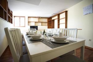 une salle à manger avec une grande table et de la vaisselle dans l'établissement Barco, à Tolède