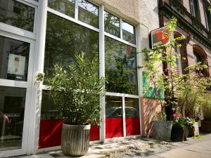 a store front with a red car in the window at Lekkerurlaub in Berlin