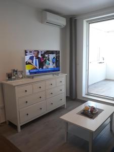 Telewizja i/lub zestaw kina domowego w obiekcie Apartment ANTONELLA