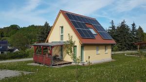 une maison avec des panneaux solaires sur le toit dans l'établissement Ferienhaus Leonrod, à Dietenhofen