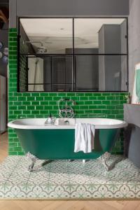 Vannituba majutusasutuses Old Foundry Hotel by Ideas Cartel