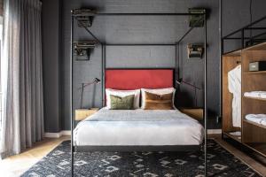 Voodi või voodid majutusasutuse Old Foundry Hotel by Ideas Cartel toas