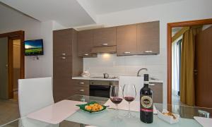 Kuchyň nebo kuchyňský kout v ubytování Hotel Paris