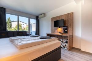 Postel nebo postele na pokoji v ubytování BinderS Budget City-Mountain Hotel