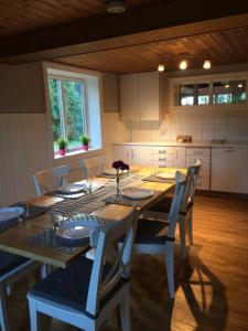 a dining room with a table and chairs in a kitchen at Spångens gård in Köpmannebro