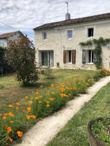 un campo de flores frente a una casa en Gite Augirons, en Saint-Ciers-sur-Gironde