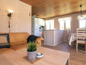ロンストラップにある4 person holiday home in Hj rringのリビングルーム、キッチン(ソファ、テーブル付)