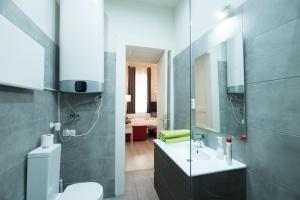 Kúpeľňa v ubytovaní BudapestEasyFlat Oktogon Lux + 37 fotografií