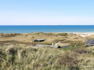 ヒアツハルスにある12 person holiday home in Hirtshalsの海を背景にした海辺の家