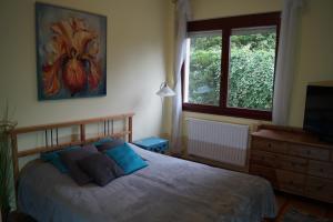 Schlafzimmer mit einem Bett und einem Fenster in der Unterkunft Ria's Apartment in Budapest