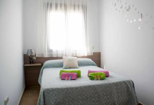 Posteľ alebo postele v izbe v ubytovaní Apartamentos EL POSAERO Juan Mariano