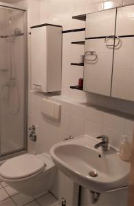 Ένα μπάνιο στο Ferienwohnung Poeler Möwe