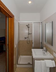 Koupelna v ubytování Hotel Paris