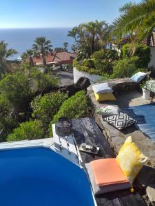 Utsikt mot bassenget på ZenRepublic, your private villa with outdoor jacuzzi & pool with stunning ocean views eller i nærheten