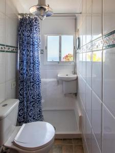 y baño con aseo, lavabo y ducha. en ZenRepublic, your private villa with outdoor jacuzzi & pool with stunning ocean views, en Puntillo del Sol
