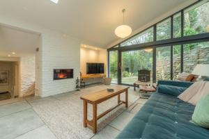 A seating area at Rose in Vale Cottage