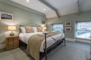 A bed or beds in a room at Rose in Vale Cottage