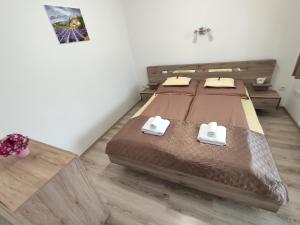 sypialnia z 2 łóżkami i drewnianą podłogą w obiekcie Hatvan Corner Apartments w Debreczynie +24 zdjęcia
