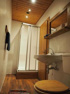 Kylpyhuone majoituspaikassa Bergbude