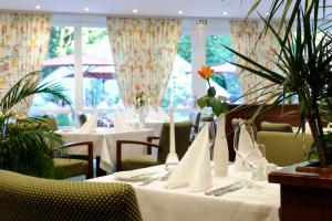 Ein Restaurant oder anderes Speiselokal in der Unterkunft VILA VITA Burghotel Dinklage 
