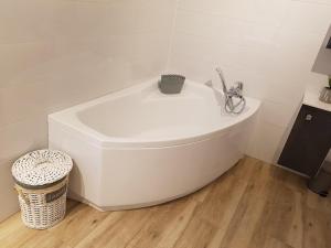 eine Badewanne mit einem Wasserhahn im Bad in der Unterkunft Willa Sandra in Szczawnica