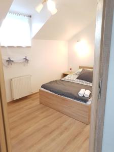 ein Schlafzimmer mit einem Bett in einem Zimmer mit einem Fenster in der Unterkunft Willa Sandra in Szczawnica