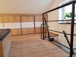 eine Treppe in einem Zimmer mit Holzböden und einem Fenster in der Unterkunft Willa Sandra in Szczawnica